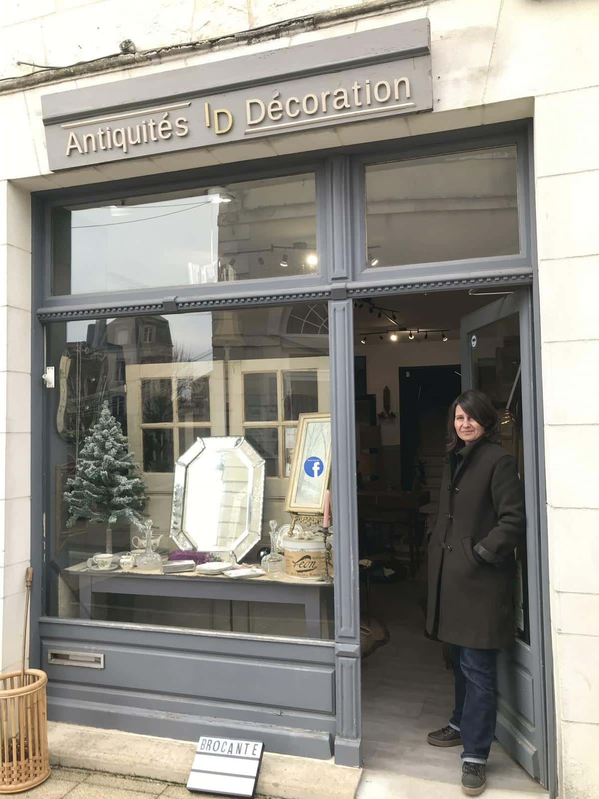 Isabelle Didier devant son magasin 4 places d’armes à Ruffec