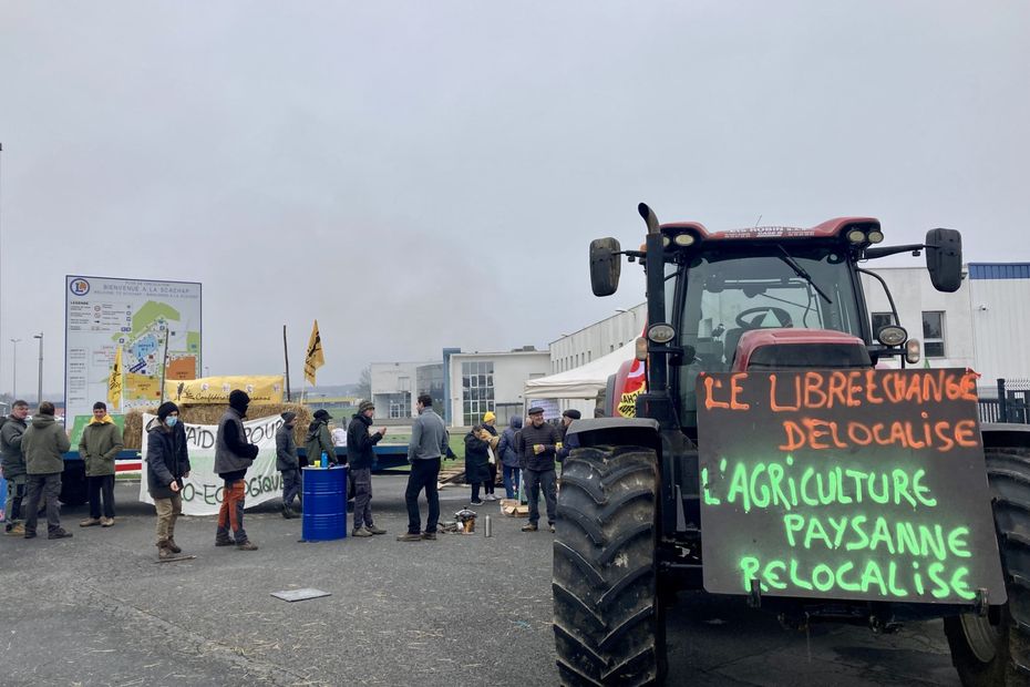 , Colère des agriculteurs. « Nous voulons être payés à notre juste prix ». Blocage en cours de la plateforme Leclerc à Ruffec, en Charente